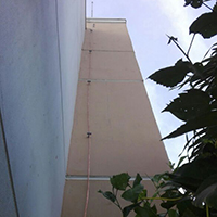 Cable bajante del pararrayo hacia Tierra.