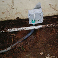 Caja para paso del cable de tierra hacia equipotencialidad con viga de la estructura