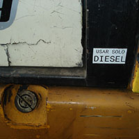 Calcomanías para señalización en equipos.