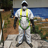 Uso de equipos de seguridad para trabajos de limpieza y reparación en reactores.