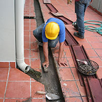 Limpieza de canales pluviales para sellado.