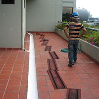 Sellado de canales pluviales por filtraciones.