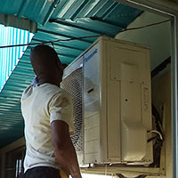 Limpieza externa de unidades para acondicionamiento de aire.