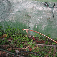 Revisión de cabledo para puesta a tierra, varillas y conexiones eléctricas.