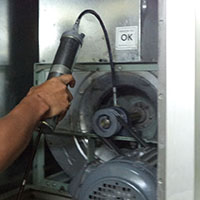 Aplicación de grasa en chumaceras y rodamientos.