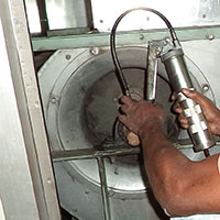 Aplicación de grasa en chumaceras y rodamientos.