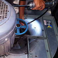 Aplicación de grasa en chumaceras y rodamientos.