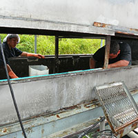 Aplicación de químicos para limpieza por incrustaciones en torres de enfriamiento.