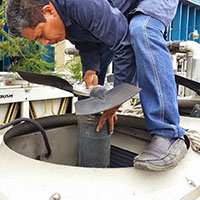 Revisión y cambio de motores para ventiladores en chillers de enfriamiento.