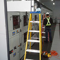 Limpieza y torqueado de terminales en tableros eléctricos.