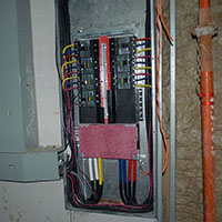 Apertura e inspección en tableros de distribución eléctrica.