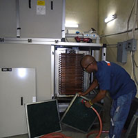 Limpieza para filtros en manejadoras de aire acondicionado.